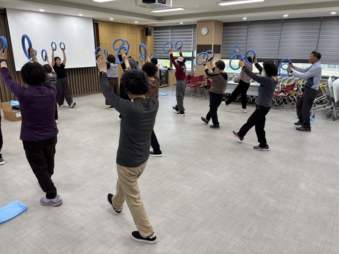 지난 21일 오후 대구 서구의 한 경로당에서 서구보건소의 노쇠예방프로그램에 참여한 어르신들이 전문강사의 지도에 따라 근력 강화 운동을 하고 있다. <대구 서구청 제공>