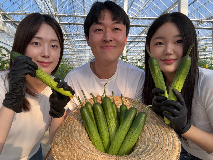 경북 상주에서 오이 농사를 짓고 있는 청년농부 이예슬(왼쪽부터), 조요한, 김현씨. <오이소 농장 제공>