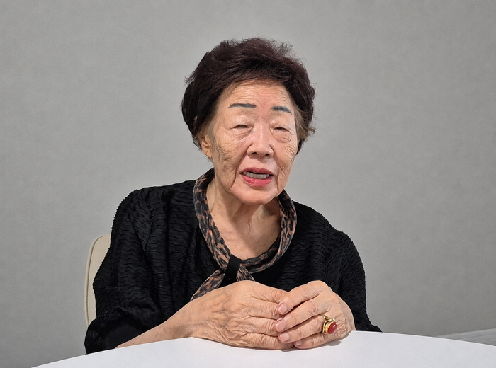 지난달 27일 오전 대구 수성구 자택에서 만난 일본군 위안부 피해 생존자 이용수 할머니가 취재진과 이야기를 나누고 있다. 조윤화 기자