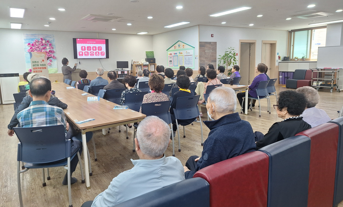 대구 수성구보건소의 대표적인 특화 사업 중 하나인 어르신 성건강 지킴이 성매개감염병 예방교실이 진행 중인 모습. <수성구청 제공>
