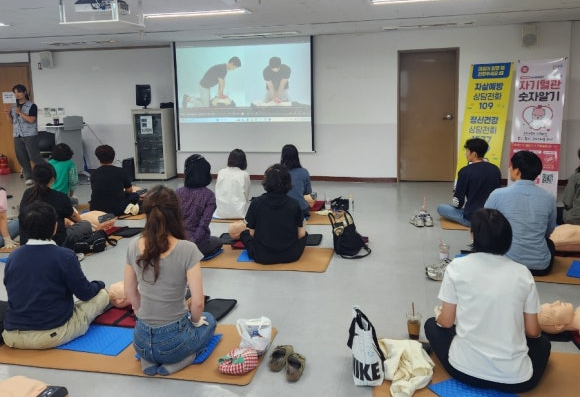 대구 수성구보건소가 실시하는 심폐소생술 교육 및 실습 모습. 수성구청 제공