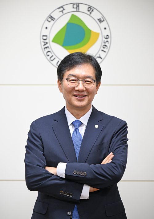 30일 경북 경산시 대구대 접견실에서 신임 윤재웅 총장이 포즈를 취하고 있다.
이윤호기자 yoonhohi@yeongnam.com