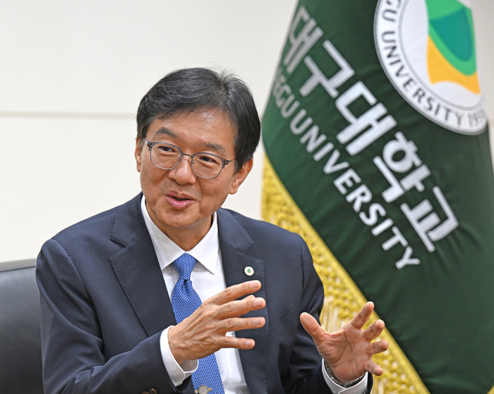 30일 경북 경산시 대구대 접견실에서 윤재웅 총장이 대구대 발전을 위한 자신의 구상을 이야기 하고 있다. 이윤호기자 yoonhohi@yeongnam.com
