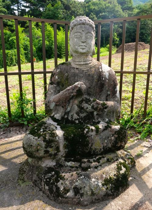 갈항사 석조비로자나불좌상이 금오산을 등지고 보호용 철창 속에 있다. <박광제 사진작가 제공>