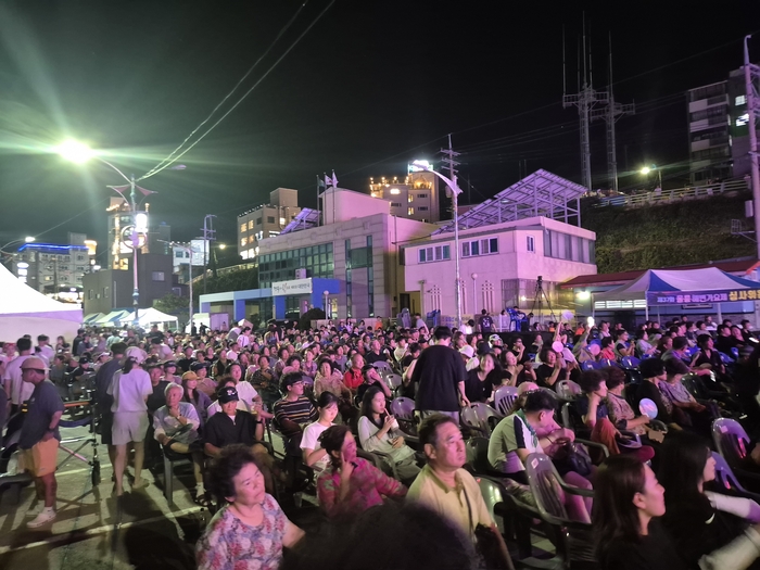 지난달 31일 밤 울릉읍 저동항 특설무대에서 열린 제37회 2026 울릉 해변가요제 예선전​에주최 측 추산 1천500여 명이 몰리며 울릉도의 대표 여름축제다운 열기를 보이고 있다. <홍준기 기자>