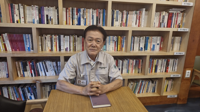 인문학의 향기를 머금은 사내 카페 커피 한 잔, 책 한 권에서 인터뷰에 하는 김환식 한중엔시에스 대표이사<남정해 기자>