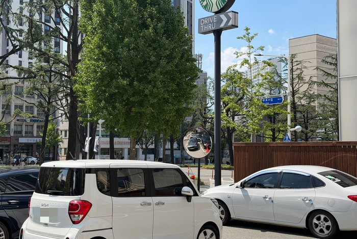 1일 대구·경북 대부분 지역에 폭염특보가 발효된 가운데, 대구 동구 신천동의 한 카페에서 드라이브 스루를 이용하는 차량들이 줄을 서고 있다. 정수민기자 jsmean@yenongnam.com