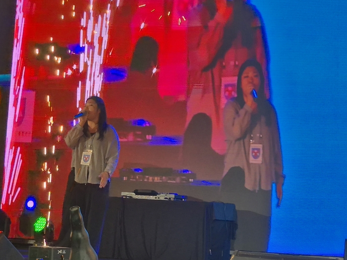 지난달 31일 밤 울릉읍 저동항 특설무대에서 열린 제37회 2026 울릉 해변가요제 예선전​에서 한 참가자가 부끄러움 없이 열창하고 있다. <홍준기 기자>