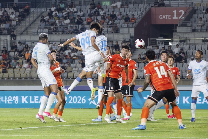 1일 화성FC와의 원정 경기에서 헤더로 만회골을 넣고 있는 대구FC 박인혁. <대구FC 제공>