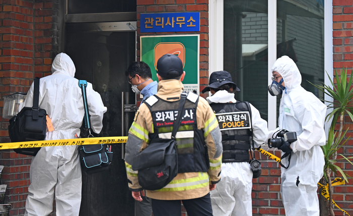 지난달 23일 오전 경북 경산시 사동 한 아파트 관리실에서 발생한 방화 추정 폭발 화재 현장에서 국립과학수사연구원과 경찰 과학수사대 관계자들이 현장감식을 마친 뒤 증거물을 옮기고 있다. <영남일보 DB>