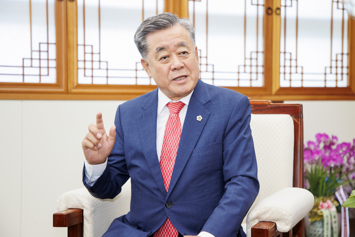 김희수 경북도의회 의장이 언론 인터뷰에 임하고 있는 모습. 경북도의회 제공