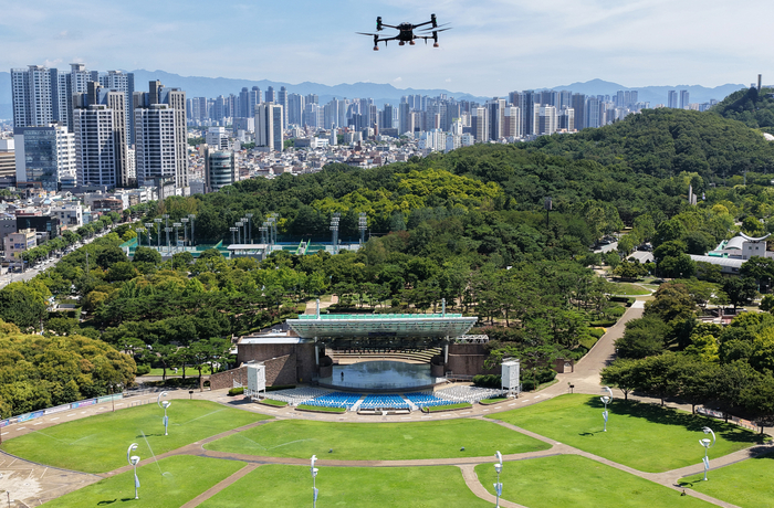 지난달 31일 오전 대구 달서구 코오롱야외음악당 일원에서 AI 드론이 사람과 차량 등을 인식하며 스마트 치안 활동을 수행하고 있다. 대구시는 ㈜아리온, ㈜이스온, 대구경찰청과 함께 AI 드론의 영상정보 분석 기술을 활용한 스마트 치안 실증사업을 진행하고 있다.
이윤호기자 yoonhohi@yeongnam.com