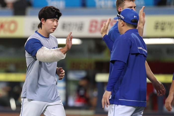 지난달 28일 대구삼성라이온즈파크에서 열린 삼성과 KIA 경기 종료 직후 삼성 투수 장찬희(왼쪽)가 박진만 삼성 감독과 하이파이브 하고 있다. <삼성 라이온즈 제공>