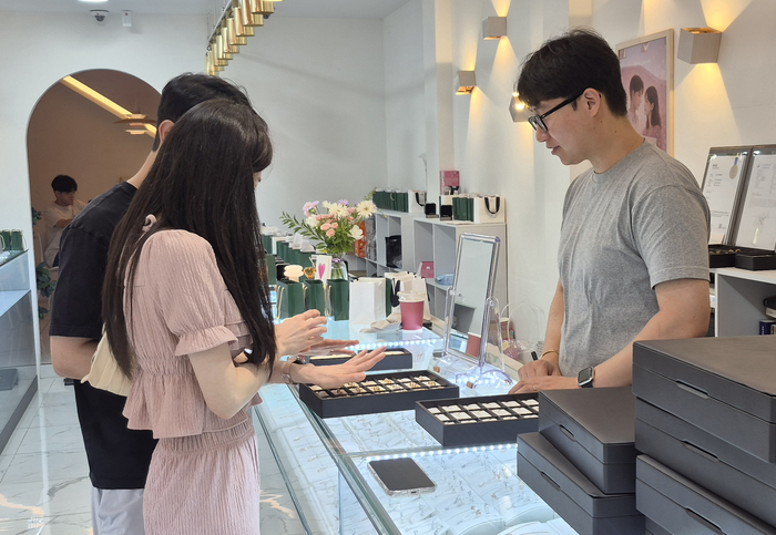 3일 오후 대구 중구 교동귀금속거리의 한 금은방에서 예비부부가 예물 반지를 살펴보고 있다. 조윤화 기자