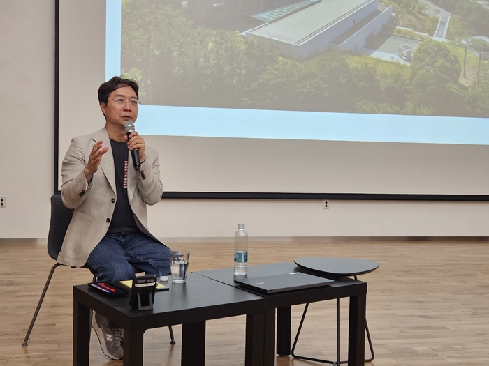지난달 29일 오후 5시 대구간송미술관에서 열린 특별강연에서 유현준 건축가는 대구간송미술관에 방문객을 늘리기 위해선 교통과 관광 환경이 더 갖춰져야 한다고 말했다. 권혁준기자