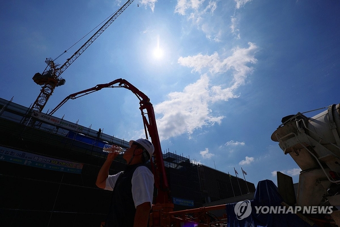 지난달 29일 대구에 폭염경보가 발효된 가운데 한 건설 현장 작업자가 냉수를 마시며 열기를 식히고 있다. 연합뉴스