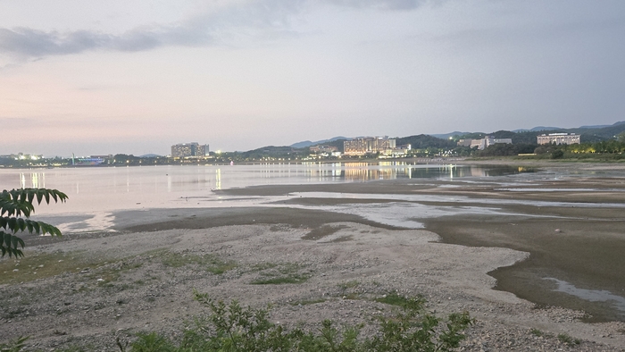 3일 경주 보문호의 물이 빠지면서 호수 가장자리 바닥이 넓게 드러나 있다. 보문호 저수율은 27.7%로 확인됐다. <독자 제공>