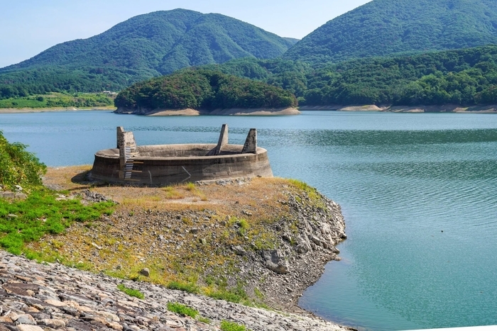 극심한 가뭄으로 경주 덕동댐 수위가 낮아지면서 취수시설 주변과 산자락 아래 사면이 넓게 드러나 있다. <경주시 제공>