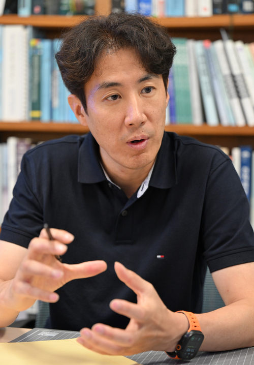 지난달 29일 오전 대구 달서구 계명대학교 성서캠퍼스 덕래관에서 유승열 로봇공학과 교수가 대구권 로봇 인재 양성 체계의 강점에 대해 설명하고 있다.
이윤호기자 yoonhohi@yeongnam.com