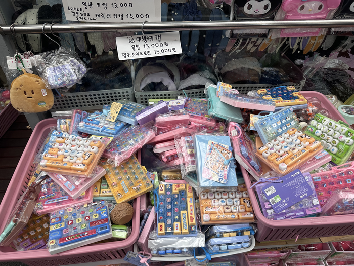 서문시장 내 한 잡화점에서 판매 중인 키캡. 작은 형태의 작은 키보드형 장난감이다. 조현희기자 hyunhee@yeongnam.com