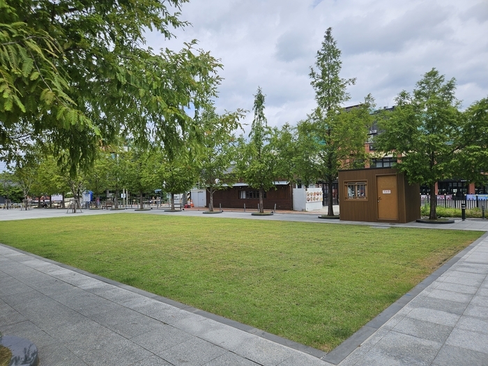 지난 21일 오전 대구 수성구 수성유원지 동편광장 모습. 지난 2018년 8월 설치된 계류분수가 지난해 7월 철거된 후 잔디광장이 조성돼 있다. 권혁준기자 hyeokjun@yeongnam.com