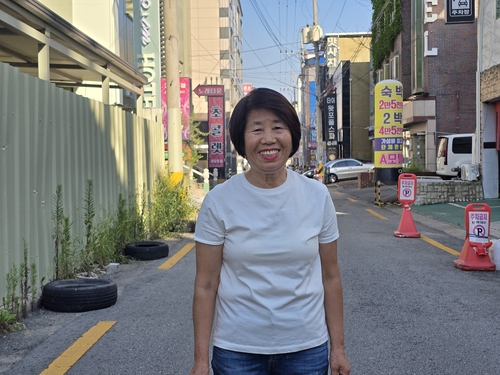임미자 원평동 8통장이 환하게 웃고 있다. 원평동 8통은 고려병원 인근에서 구미종합터미널 안쪽으로 이어지는 오래된 구도심이다. 박용기기자