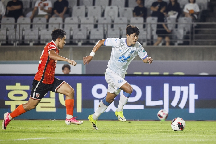 화성FC와의 경기에서 공을 몰고 가고 있는 대구FC 박인혁. <대구FC 제공>