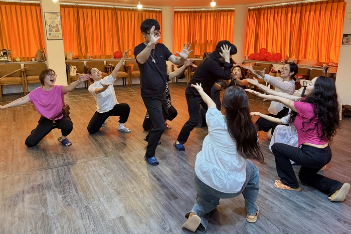 지난 5일 수성구의 한 연습실에서 영남오페라단이 오페레타 딸은 열, 아들은? 연습이 진행 중이다. 정수민기자 jsmean@yeongnam.com