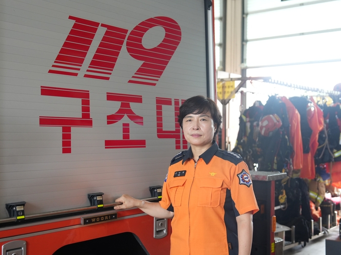 119 구조대 앞에선 김난희 경산소방서장은 우리나라 119구급 서비스는 세계최고수준이라고 강조했다. 박성우기자 parksw@yeongnam.com