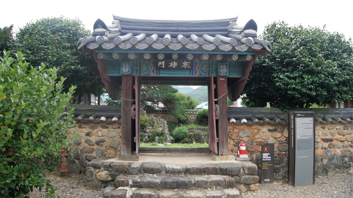 무기연당의 입구인 한서문. 한서는 추운 곳에 머문다는 뜻이니 즉, 벼슬이나 녹을 탐하지 않고 초야에 묻혀 살겠다는 의미다.