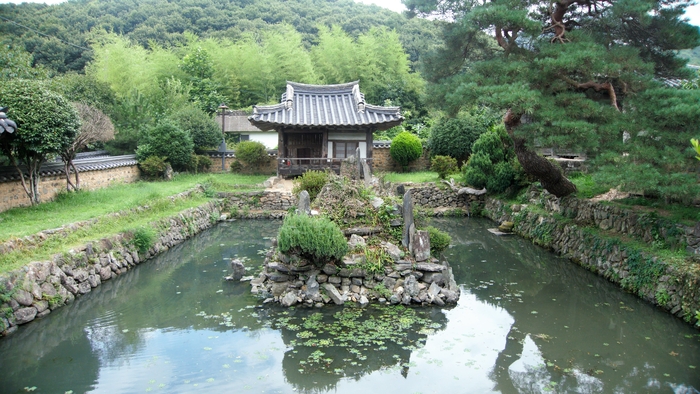 무기연당. 연못은 국담, 물 가운데는 석가산, 북쪽의 정자는 정원의 중심인 하환정이다. 오른쪽에 250년 수령의 곰솔 한 그루가 줄기를 뒤틀며 연못 쪽으로 드리워져 있다.