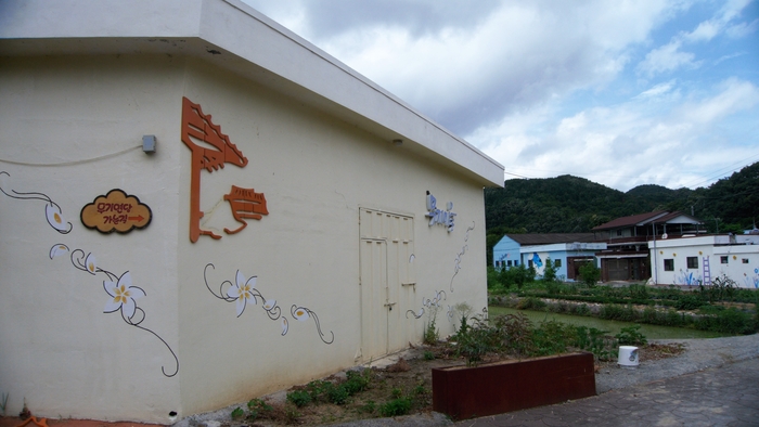 무기마을 입구 아이보리 색 공동 창고 모서리에 무기연당 가는 길 안내판이 있다. 작은 논밭을 지나 짧게 이어지는 골목으로 들어서면 곧 이다.