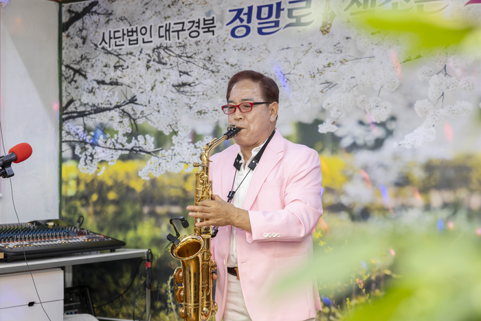 색소폰 연주를 선보이고 있는 정말로씨. <마준영기자>