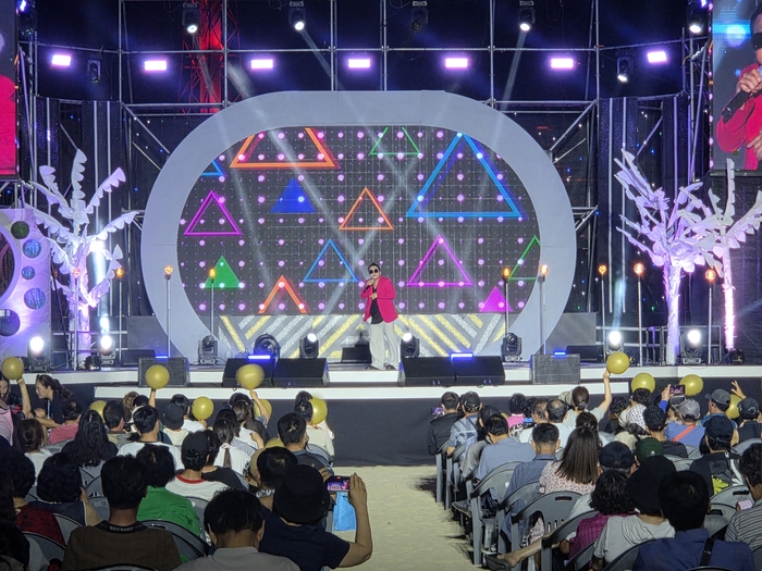 경연의 열기가 무르익는 가운데 히든싱어 김건모 편 우승자 가수 나건필이 축하 무대를 선보이고 있다. <전준혁기자>