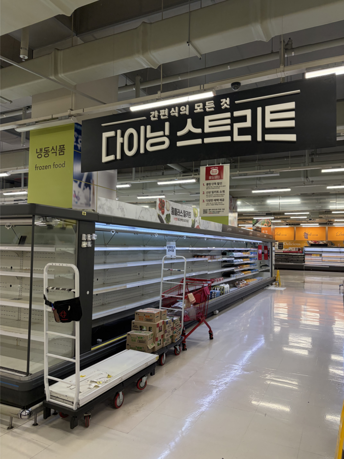 7일 오전 11시 홈플러스 수성점의 냉동식품 진열대 등 여러 매대가 텅 비어있었다. 이남영기자 lny0104@yeongnam.com