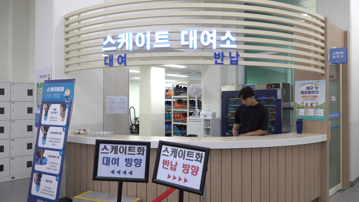 대구 동구 각산동 대구제2빙상장 스케이트 대여소에서 직원이 이용객을 맞고 있다. 대여소에는 스케이트화 착용법 안내판과 대여·반납 방향 표시가 마련돼 있다. 이나영 기자