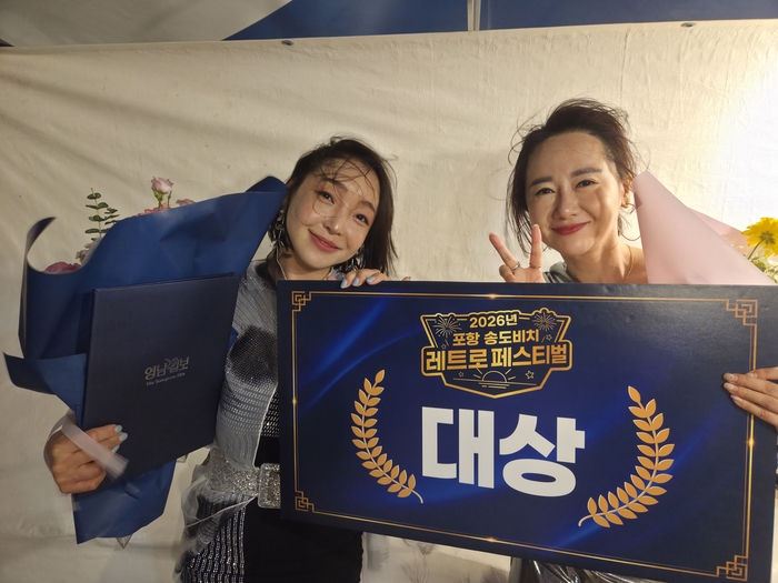 대상을 받은 김경아·장수진씨. <전준혁기자>