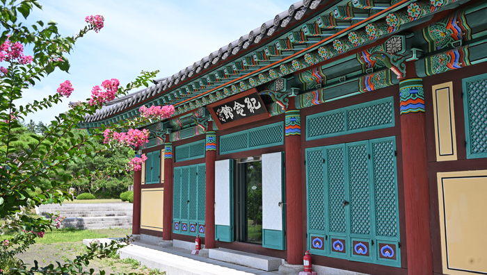 영덕 신돌석 장군 유적지 기념관. 장군의 삶의 내력과 일제의 만행에 항쟁하던 의병 활동의 기록, 그리고 왜군의 무기와 형장구, 의병들이 사용하던 장도 화승총, 창검류 등의 유물이 전시되어 있다.