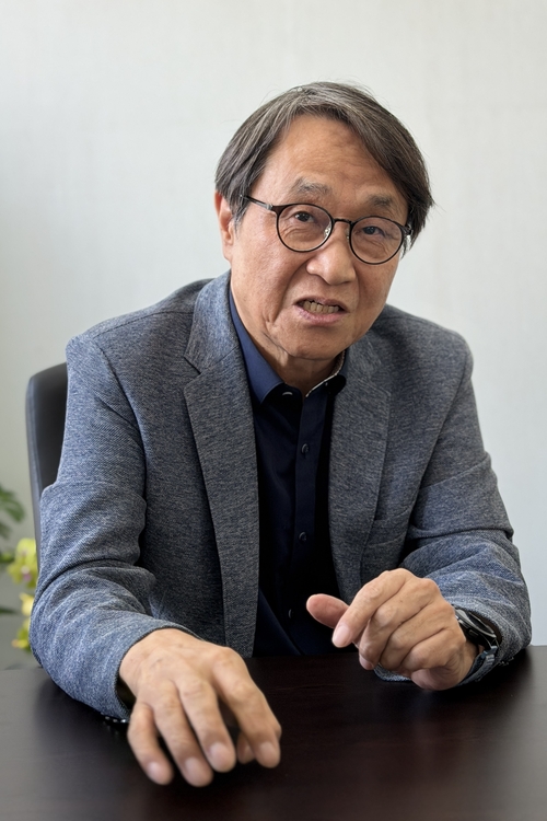 지난 7일 대구 중구도심재생문화재단 사무실에서 만난 최현묵(68) 신임 상임이사가 중구의 문화콘텐츠를 매개로 지역 예술가와 구민들이 만나는 의미 있는 일을 해나가겠다고 밝혔다.  정수민기자