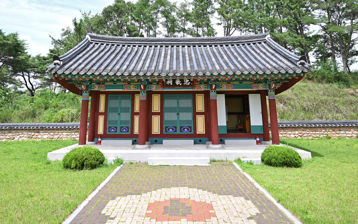 영덕 신돌석 장군 유적지의 충의사.
