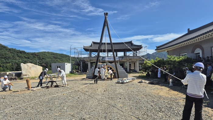 경상북도 무형유산 경주석장 윤만걸 선생과 전승자들이 지난 7일 경주시 통일로 시암공방에서 이맛대와 도르래, 회롱틀을 이용해 약 1t의 석재를 들어 올리는 전통 드잡이 기술을 시연하고 있다. <장성재기자>