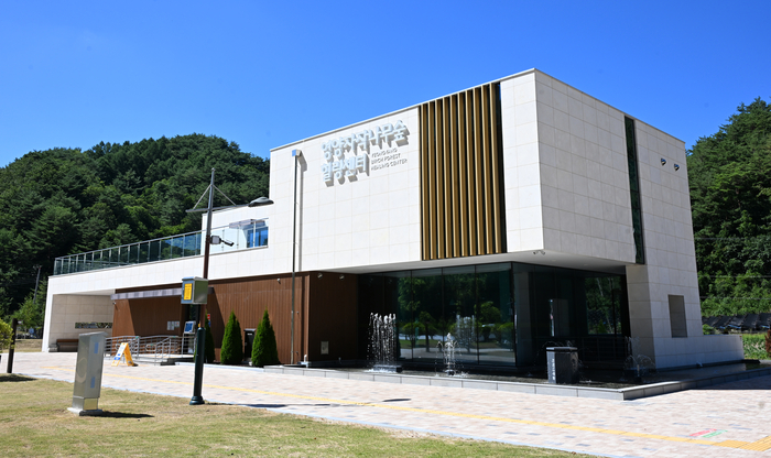 2020년 영양 자작나무숲 힐링허브 조성사업이 국토교통부가 주관하는 지역수요맞춤지원 공모사업에 선정돼 지은 영양 자작나무숲 힐링센터. 영양군은 촌활력센터, 숲 오피스, 특화 거리 등을 조성해 체류형 관광을 위한 기반시설 확충에 힘쓰고 있다.