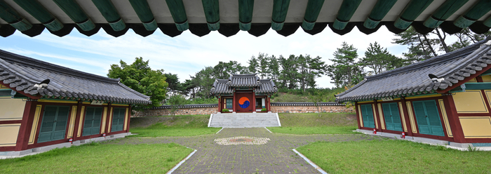신돌석 장군의 생가와 2㎞ 떨어진 고래산 자락에 위치한 신돌석장군 유적지. 신돌석 장군 유적지 충의사(가운데)와 동재, 서재 전경.