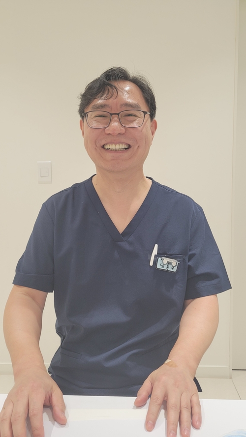 지난 6일 대구 수성구 아이큰숲치과에서 만난 남동우 원장은 치과 첫 방문 때 긍정적인 경험을 하면 아이들이 치과 치료를 받는 것을 두려워하지 않는다며 활짝 웃었다.  실제로 이날 이 치과에서 아이의 울음 소리를 들을 수 없었다. <사진=이효설기자>