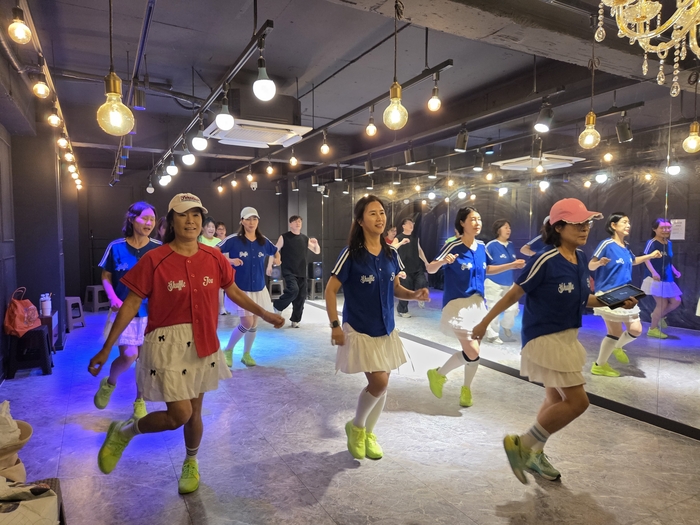 지난 6일 오후 대구 달서구 한 안무연습실에서 셔플댄스 동호회 셔플댄스조아 회원들이 강사의 구령에 맞춰 서클스텝 동작을 연습하고 있다. 동경민 수습기자 dkm@yeongnam.com