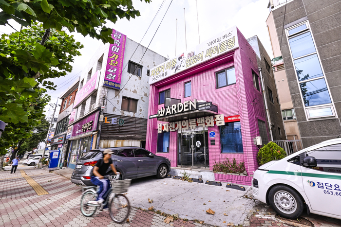 대구 북구청이 수년째 공사가 중단된 대현동 이슬람 사원 건립 문제를 해결하기 위해 옛 대현파출소 부지로 사원을 이전하고 기존 사원 부지와 대물 교환하는 방안을 건축주 측에 제안했다. 건축주 측의 수용 여부에 따라 수년째 이어진 이슬람 사원 건립 갈등이 새로운 국면을 맞을 수 있을지 관심이 모아지고 있다. 10일 대구 북구 대현동 옛 대현파출소 부지에 과거 파출소로 사용되던 건물이 분홍색으로 칠해진 채 빈 건물로 남아 있다.
이현덕기자 lhd@yeongnam.com