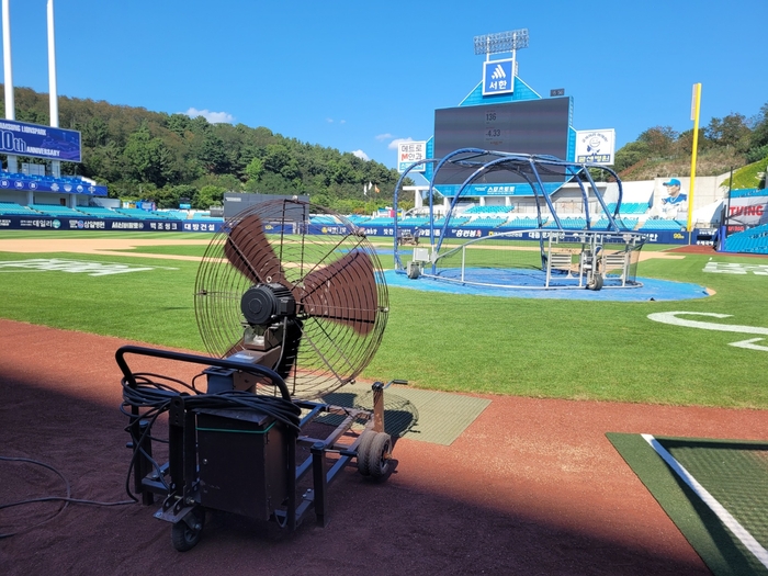 폭염으로 경기가 취소된 지난 5일 대구삼성라이온즈파크 그라운드를 향해 선풍기가 돌아가고 있다.<영남일보 DB>
