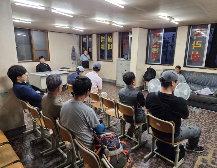 10일 오전 5시쯤 대구 북구 대동인력사무소에서 건설 일용직 노동자들이 현장 배정을 기다리고 있다. 안성태 수습기자 tae@yeongnam.com