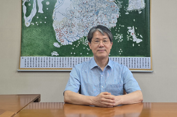 이시형 한국외교협회장이 서울 서초구 한국외교협회 청사에서 동양에서 현존하는 가장 오래된 세계지도인 혼일강리역대국도지도를 배경으로 포즈를 취했다. /김은경 기자