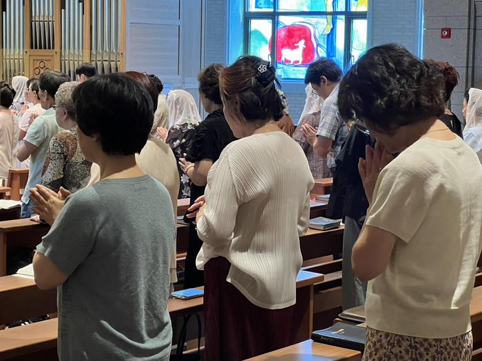11일 오전 11시 대구 수성구 범어대성당. 미사에서 학부모들이 수험생 자녀를 위해 기도하고 있다. 홍예원 수습기자